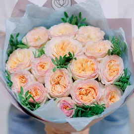 15 персиковых пионовидных роз Flash Back с фисташкой