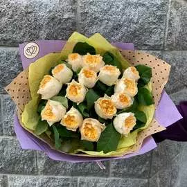 15 пионовидных кремовых роз Vuvuzela