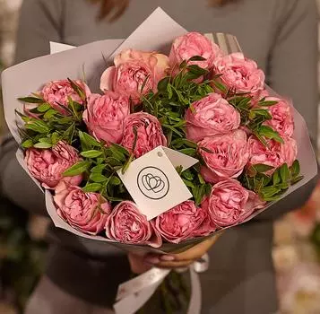 15 пионовидных роз Love Me Tender 40 см с зеленью