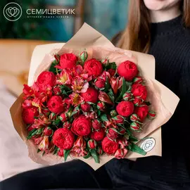 15 пионовидных роз Red Piano и 10 альстромерий