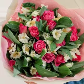 15 розовых роз (Кенийская) Standart и 7 белых альстромерий