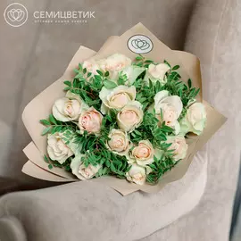 15 розовых с фисташковой каймой роз 40 см Premium с зеленью