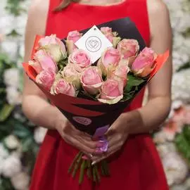 15 розовых с фисташковой каймой роз 40 см Premium
