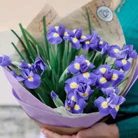 15 синих ирисов