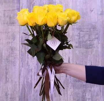 15 желтых роз Tara 50 см