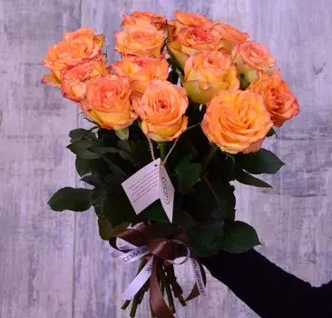 15 желтых с красной каймой роз High Magic 50 см