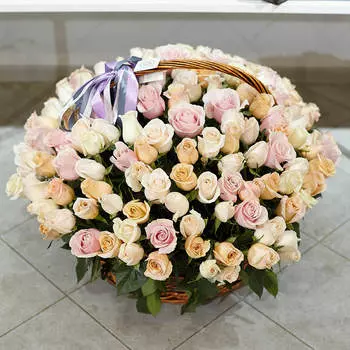 201 эквадорская роза микс в корзине