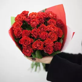 25 алых роз Пионер 40 см