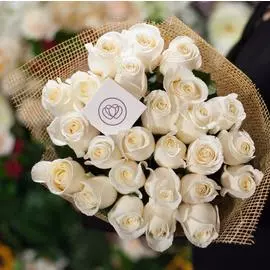 25 белых роз Alba 70 см