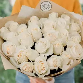 25 белых роз Vendela 60 см