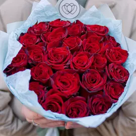 25 красных с темной каймой роз (Российская) 30 см