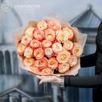 25 кремовых с красной каймой роз Cabaret 50 см