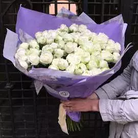 25 кустовых пионовидных роз Miss Bombastic 50 см