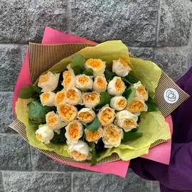 25 пионовидных кремовых роз Vuvuzela