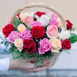 25 роз микс с зеленью в корзине