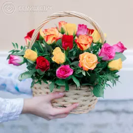 25 роз микс Standart с зеленью в корзине