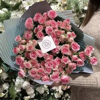 25 розовых кустовых роз