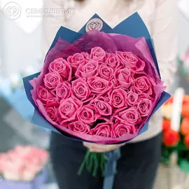 25 розовых роз Аква 40 см