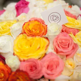 31 роза микс в ярких тонах 50 см