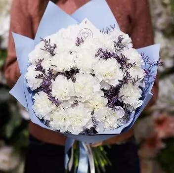 35 белых гвоздик с зеленью