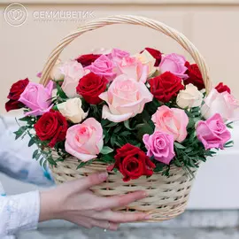 35 роз микс с зеленью в корзине