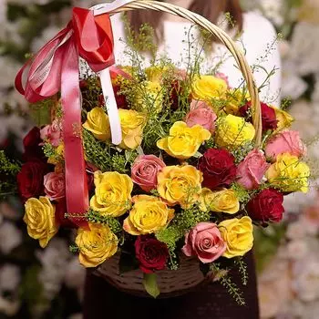 35 роз Premium микс с зеленью в корзине