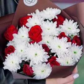 3 белые кустовые хризантемы и 10 красных роз (Кенийская) Standart