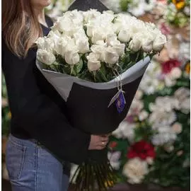 51 белая роза Vendela 80 см