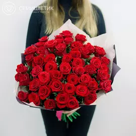 51 красная роза 50 см Престиж в дизайнерской упаковке