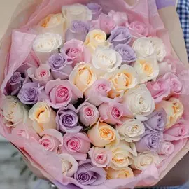 51 роза микс в нежных тонах 50 см