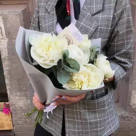 5 белых пионов с зеленью Premium