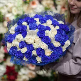 71 белая роза Vendela и синей розы