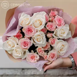 7 белых роз и 4 кустовые розовые розы