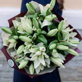 9 белых лилий азиатка