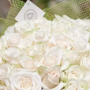 9 белых роз Vendela 50 см