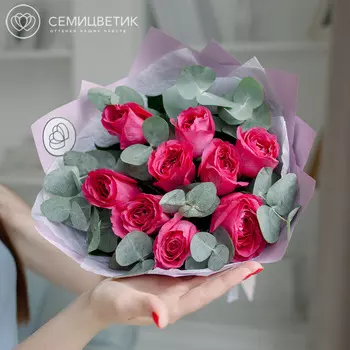 9 пионовидных малиновых роз Дэвид Остин с эвкалиптом