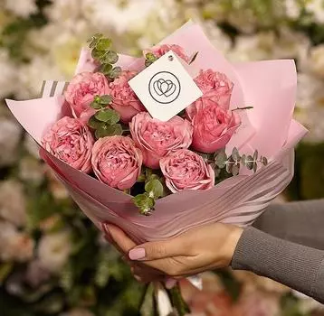 9 пионовидных роз Love Me Tender 40 см с зеленью