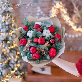 9 пионовидных роз Red Piano с елью и хлопком