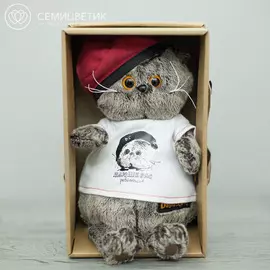 Басик в футболке с принтом "Плюшевая революция"