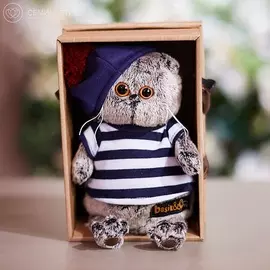 Басик в тельняшке и берете