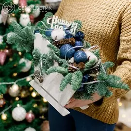 Белые сани с елью, хлопком и украшениями