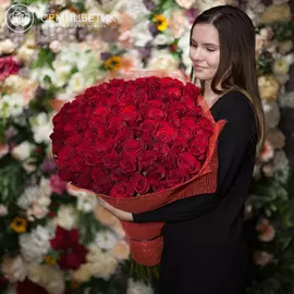 Букет из 101 красных роз Freedom 70 см в натуральной упаковке