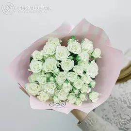 Букет из 15 белых кустовых роз Snowflake 40 см в дизайнерской пленке