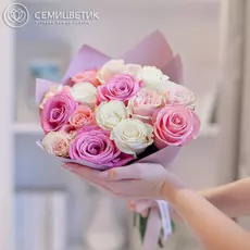 Букет из 15 роз микс в нежных тонах 50 см в дизайнерской пленке