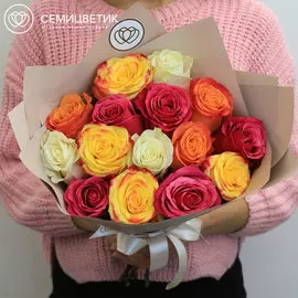 Букет из 15 роз микс в ярких тонах 50 см в дизайнерской пленке
