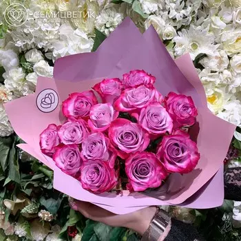 Букет из 15 сиреневых с фиолетовой каймой роз Deep Purple 50 см в дизайнерской пленке