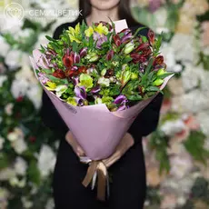 Букет из 25 альстромерий микс в дизайнерской пленке