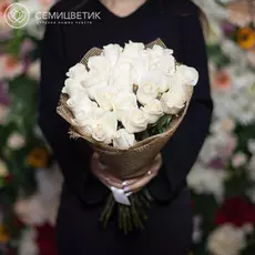 Букет из 25 белых роз Vendela 50 см в дизайнерской пленке