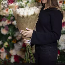 Букет из 25 белых роз Vendela 70 см в натуральной упаковке