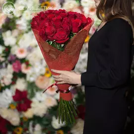 Букет из 25 красных роз Freedom 70 см в натуральной упаковке